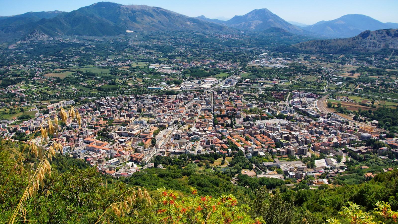 Cidade de Cassino vista do alto do Monte Cassino, com montanhas ao fundo