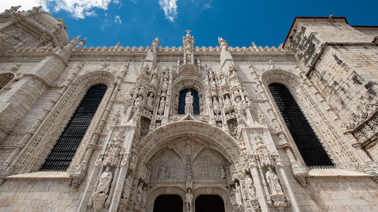 Portal manuelino do Mosteiro dos Jerónimos, em Lisboa, com esculturas de pedra
