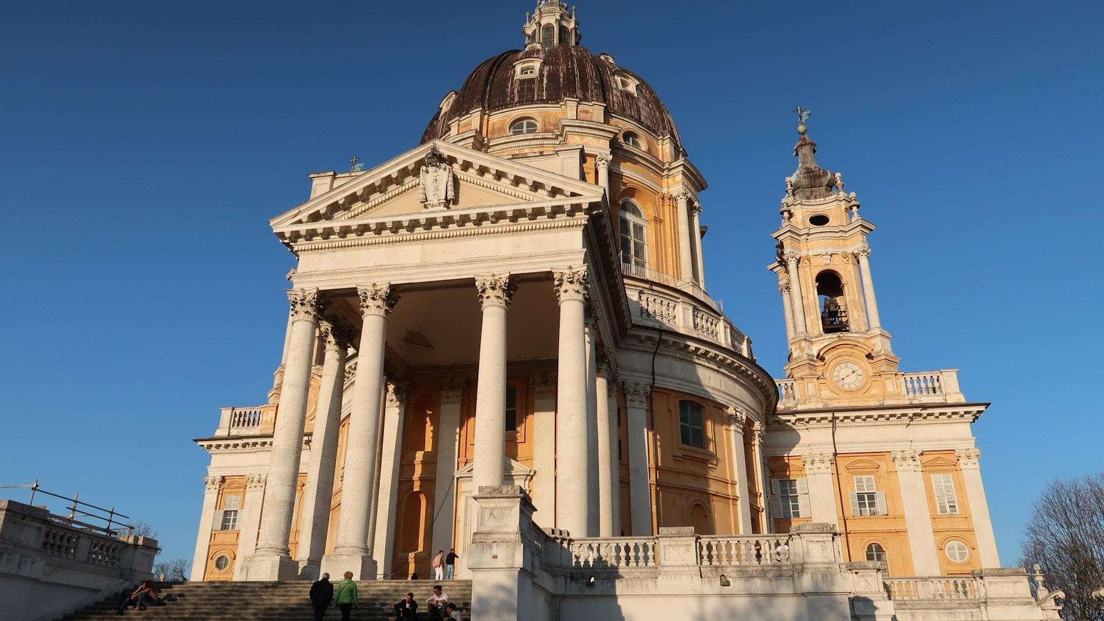Basílica de Superga, em Turim, com sua cúpula e colunata sob céu azul