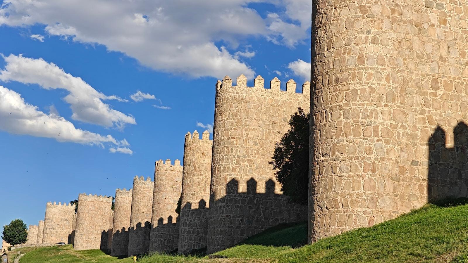Muralhas medievais de Ávila, na Espanha, com suas torres sob céu azul