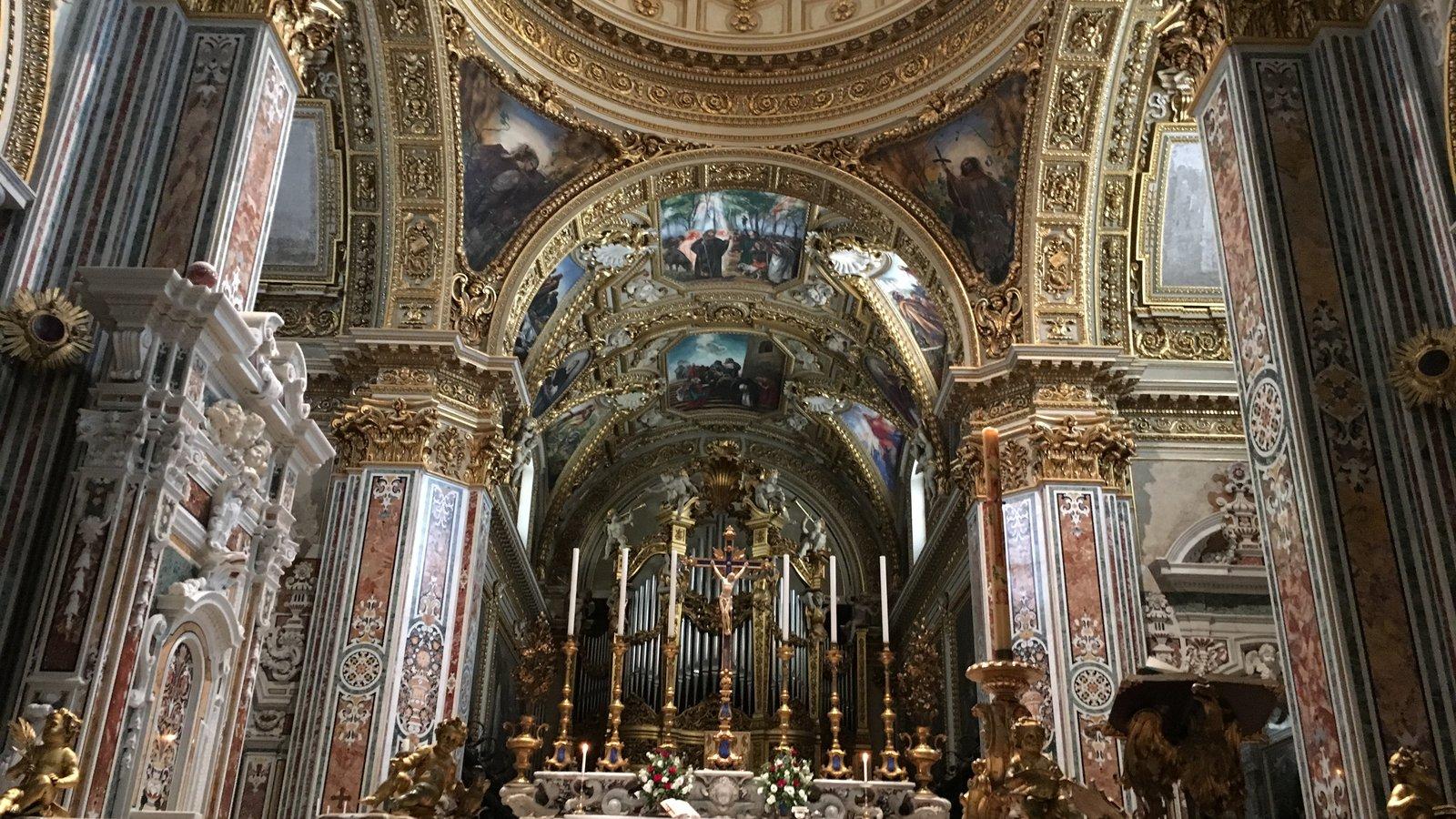 Altar barroco dourado no interior de uma basílica romana