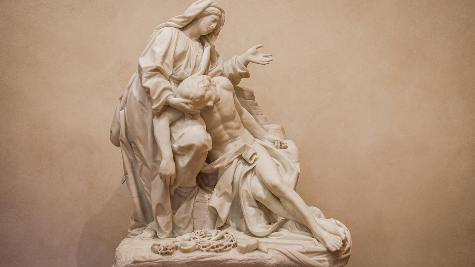 Escultura de mármore da Pietà, Maria amparando o corpo de Cristo