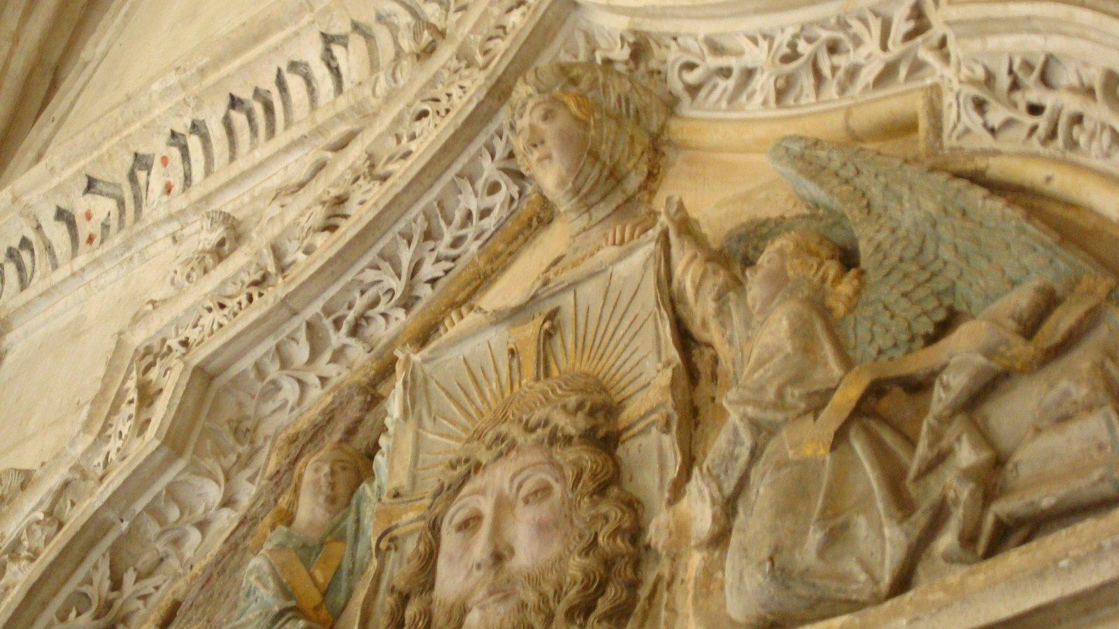 Escultura em pedra do rosto de Cristo com um anjo, no portal de uma catedral