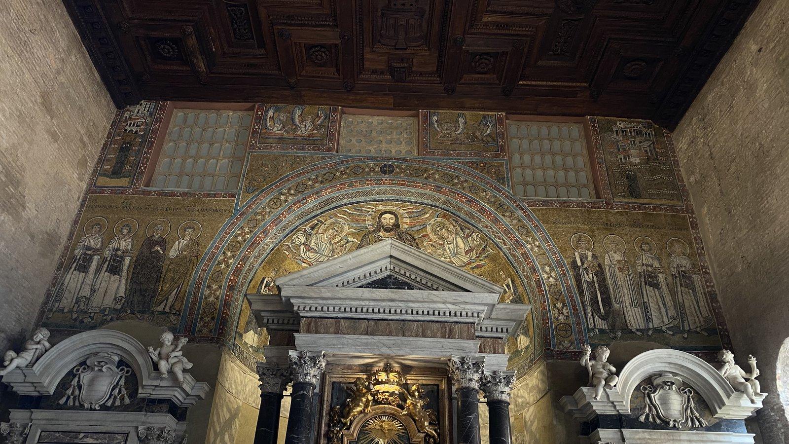 Nicho com ícone mariano sob um arco de mosaico dourado