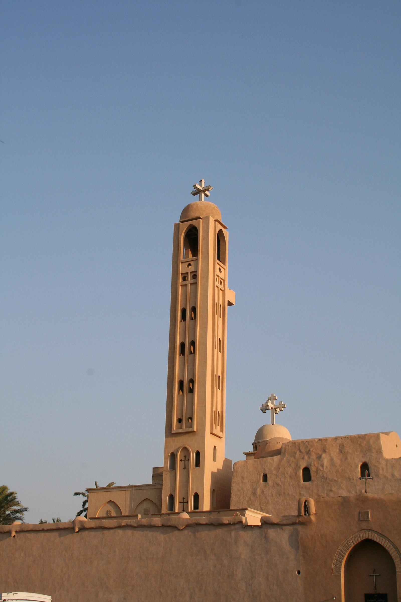 Torre do mosteiro copta de São Pishoy erguida contra o céu do deserto de Escete.