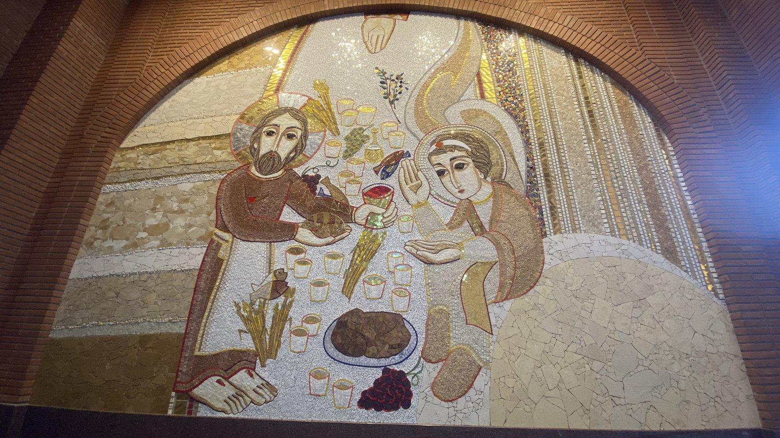 Mosaico de Jesus partindo o pão com um discípulo, cena dos peregrinos de Emaús