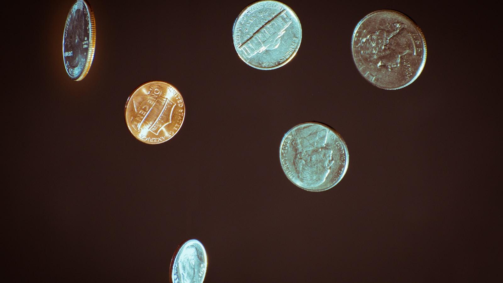 Moedas caindo contra um fundo escuro