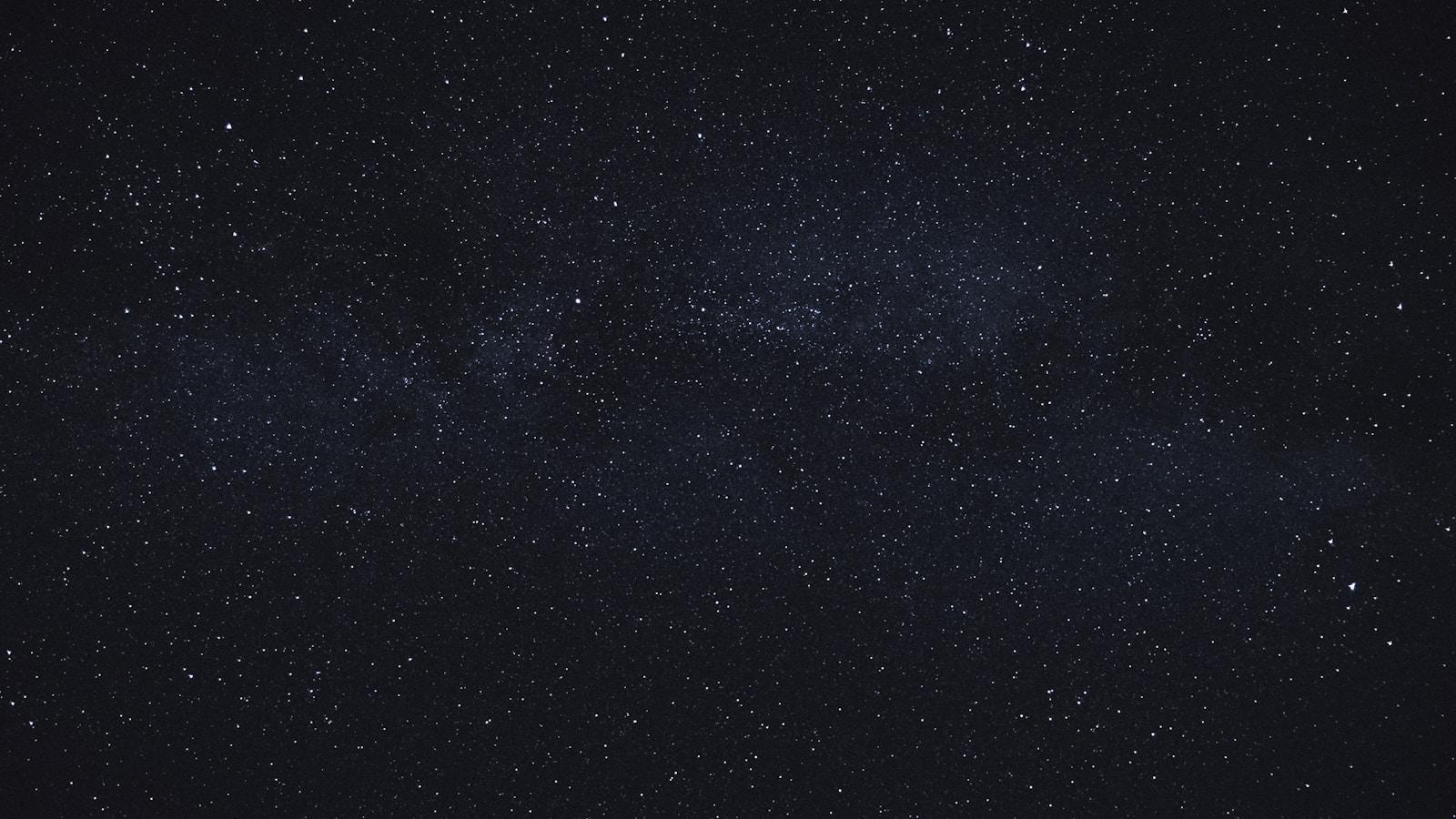 Céu noturno escuro coberto de estrelas