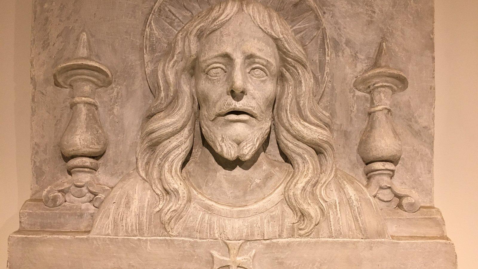 Relevo em pedra do rosto de Cristo, com a coroa de espinhos
