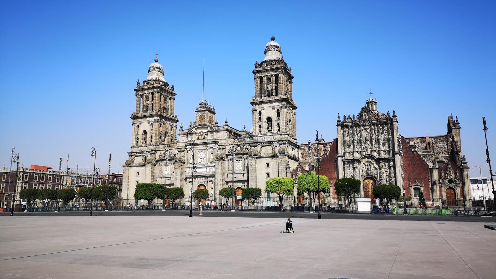 Catedral Metropolitana da Cidade do México, na praça do Zócalo, sob céu azul