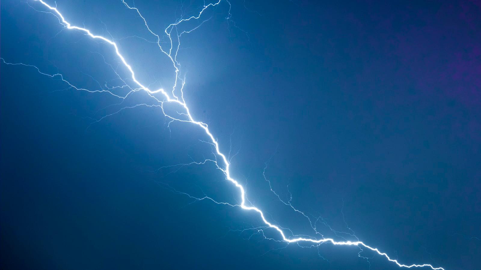 Raio cortando o céu escuro numa tempestade