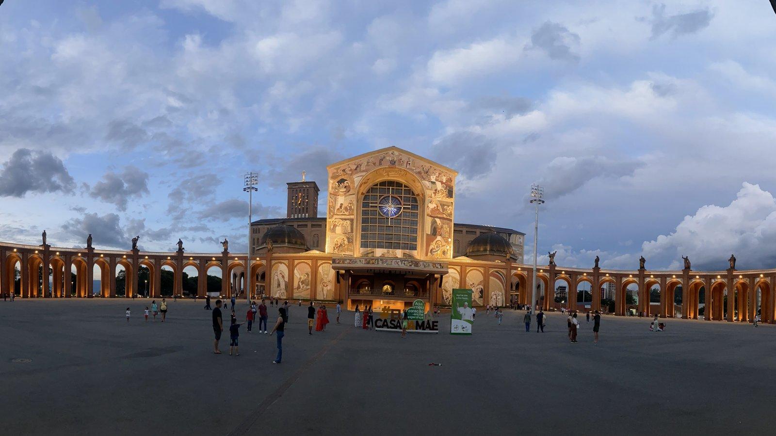 Vista panorâmica do Santuário Nacional de Nossa Senhora Aparecida ao entardecer