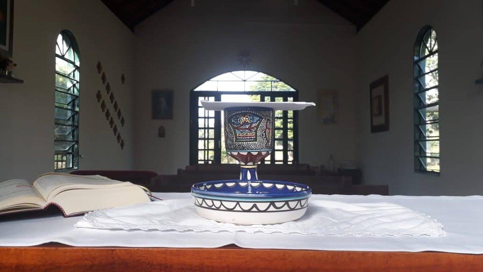 Altar simples com um cibório sobre o corporal, ao lado da Bíblia aberta