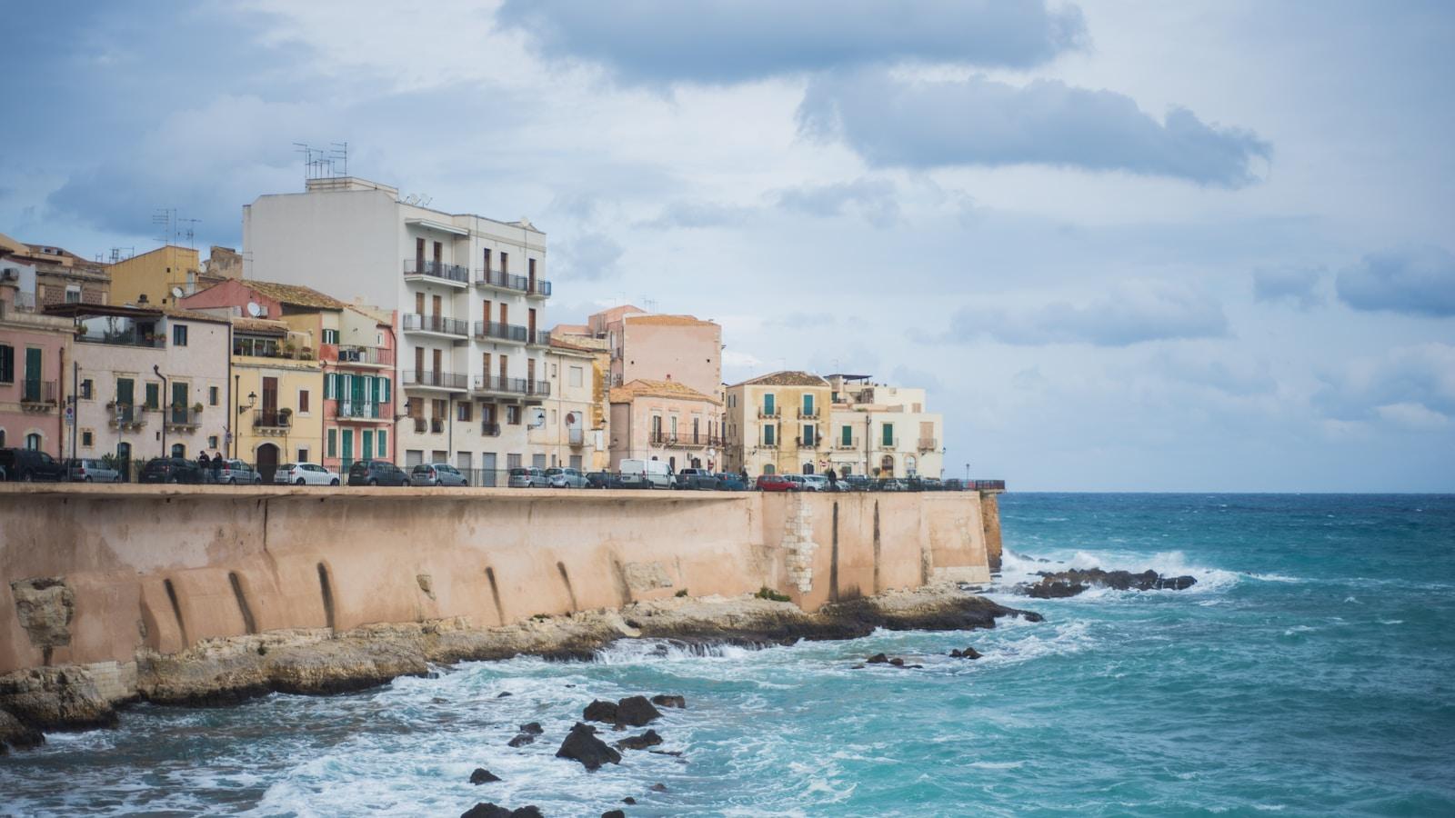 Casario da ilha de Ortígia, em Siracusa, à beira do mar agitado