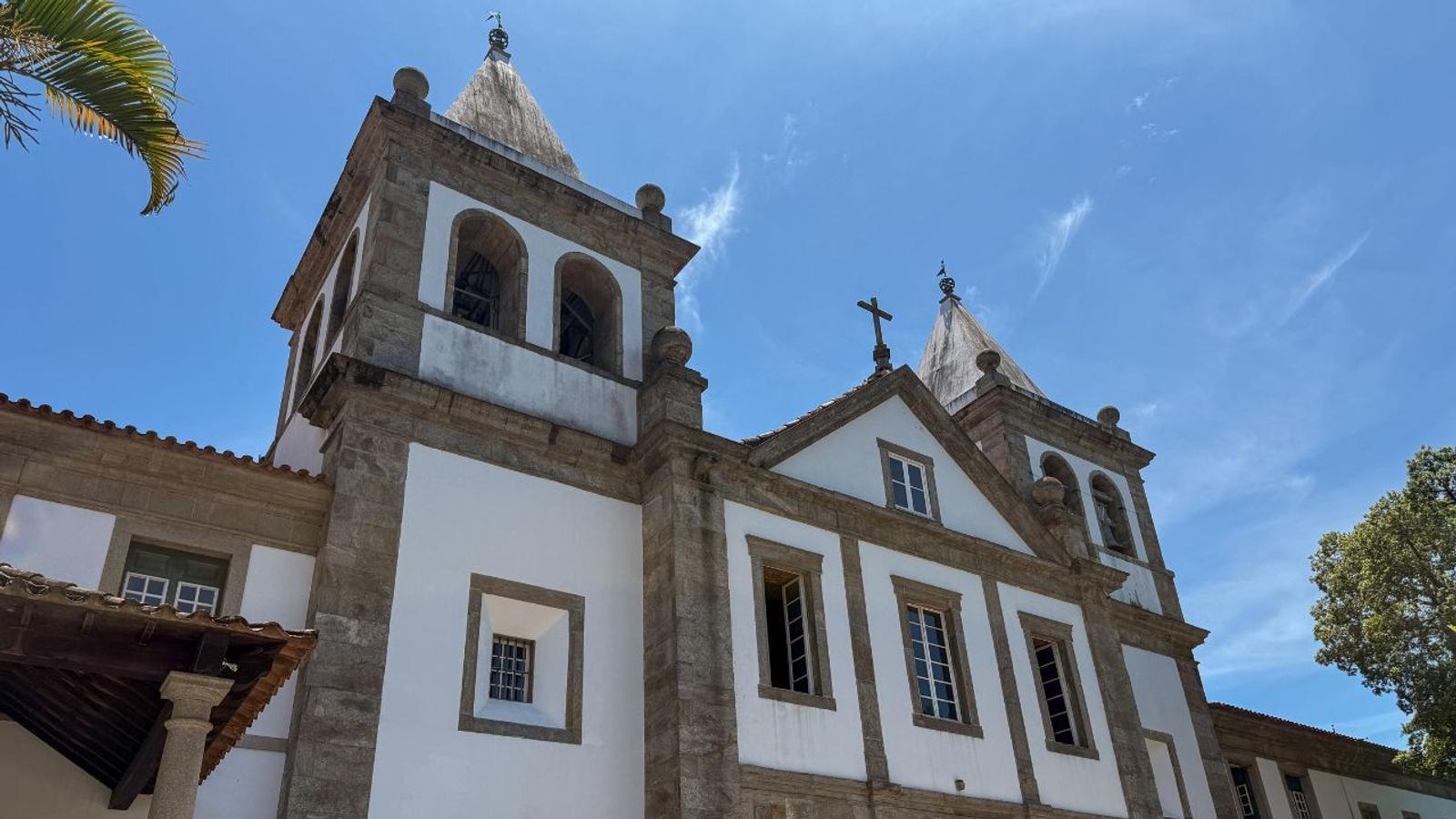 A Regra de São Bento aberta sobre uma mesa em um mosteiro