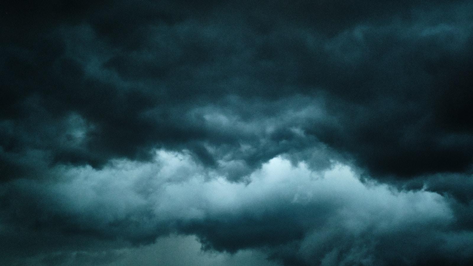 Nuvens escuras de tempestade em tons de azul-petróleo