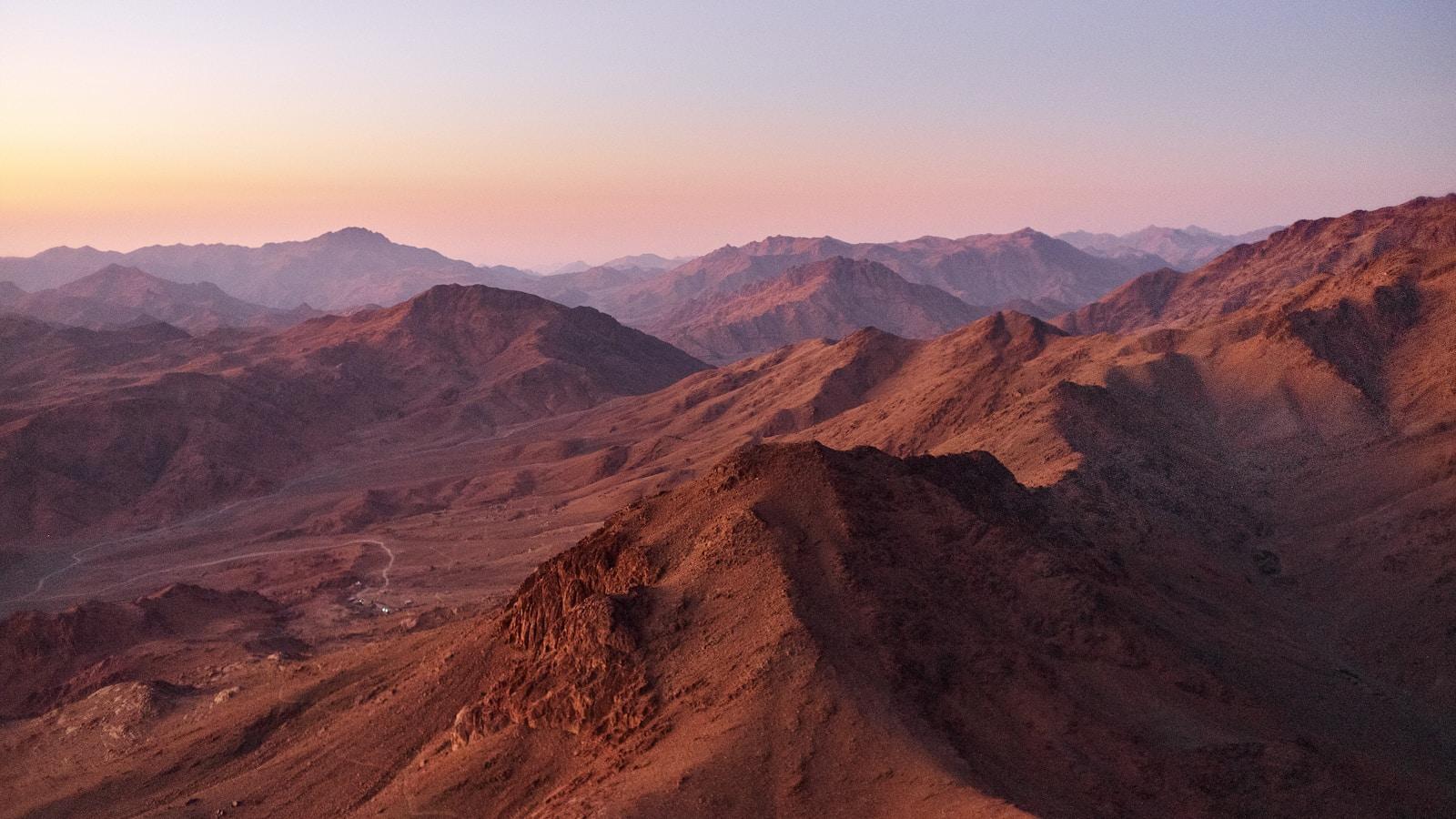 Montanhas avermelhadas do Sinai ao entardecer, vistas do alto