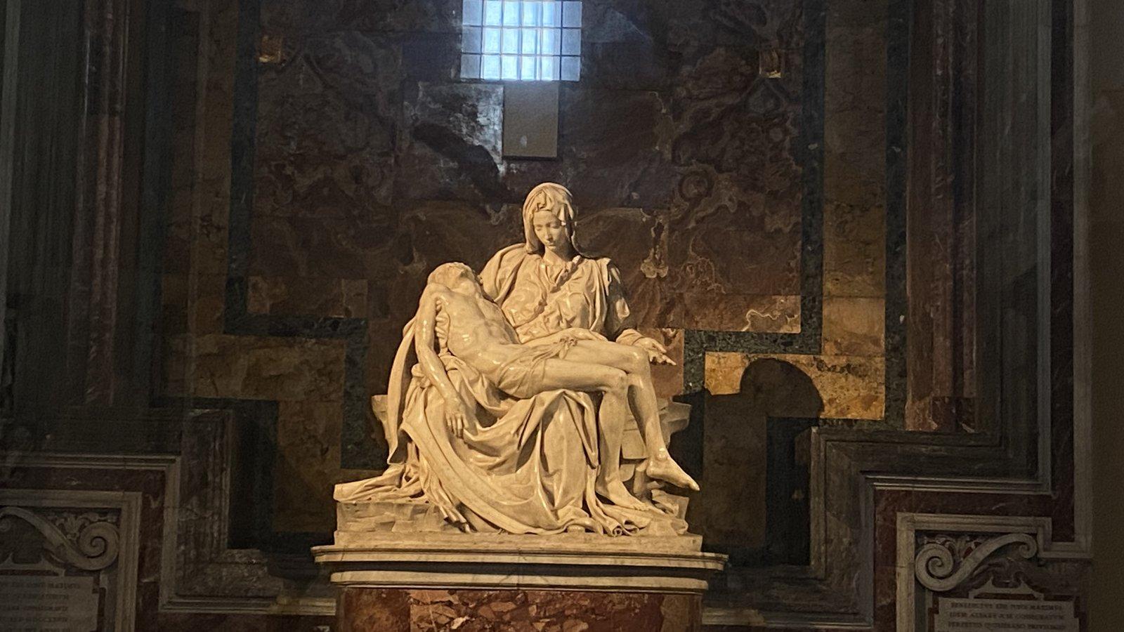 A Pietà de Michelangelo, Nossa Senhora segurando o corpo de Cristo