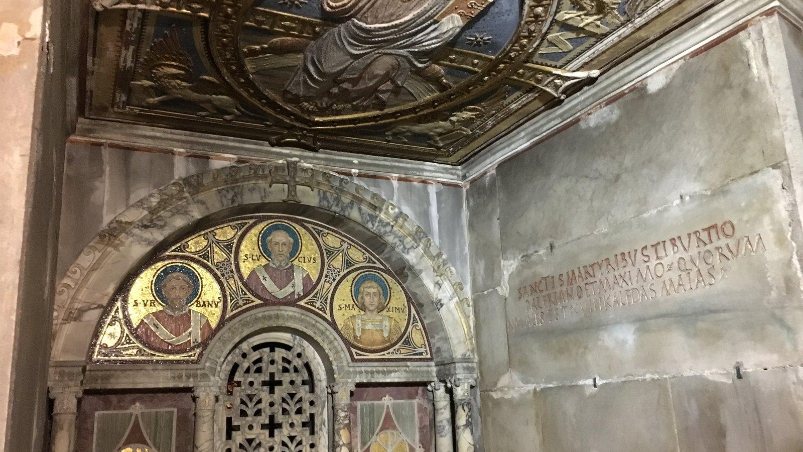 Nicho com ícones bizantinos e relicário numa igreja antiga