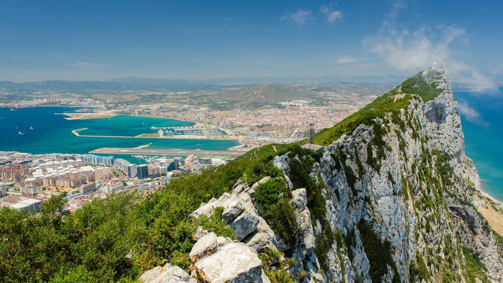Vista do alto do Rochedo de Gibraltar, com a cidade, o porto e o mar