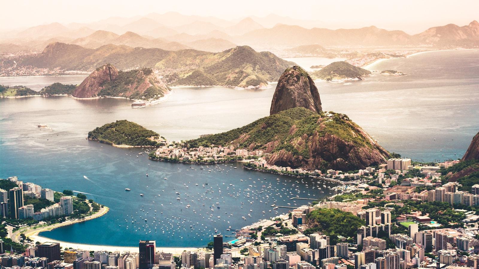 Vista aérea do Rio de Janeiro com o Pão de Açúcar e a Baía de Guanabara