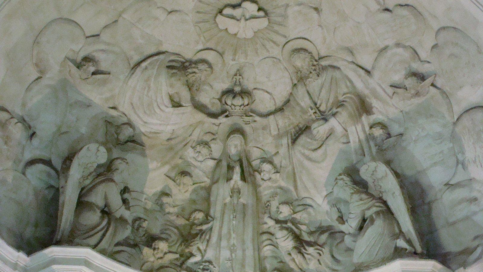 Relevo da coroação de Nossa Senhora de Fátima, cercada de anjos
