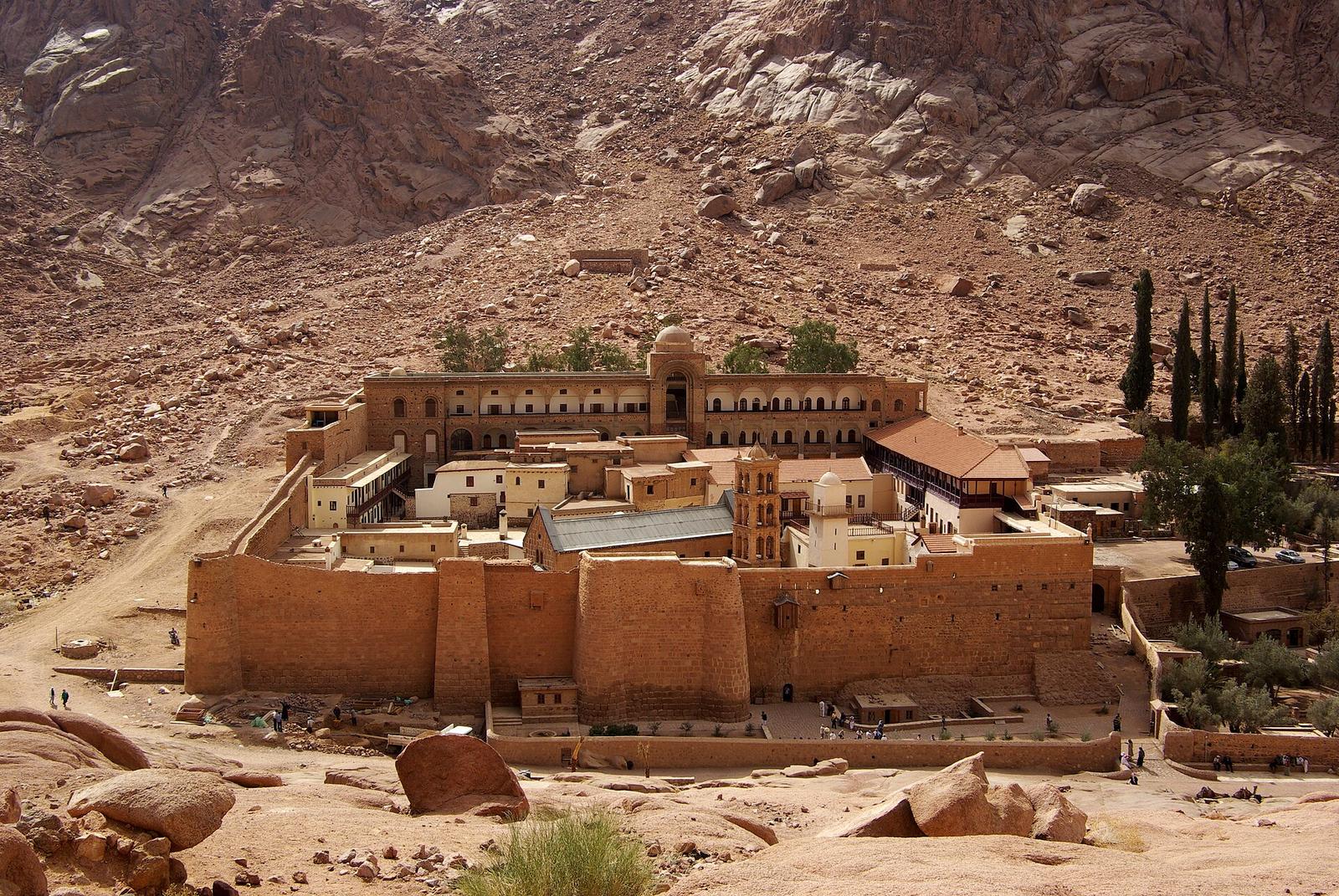 O Mosteiro de Santa Catarina, fortaleza de pedra ao pé das montanhas do Sinai.