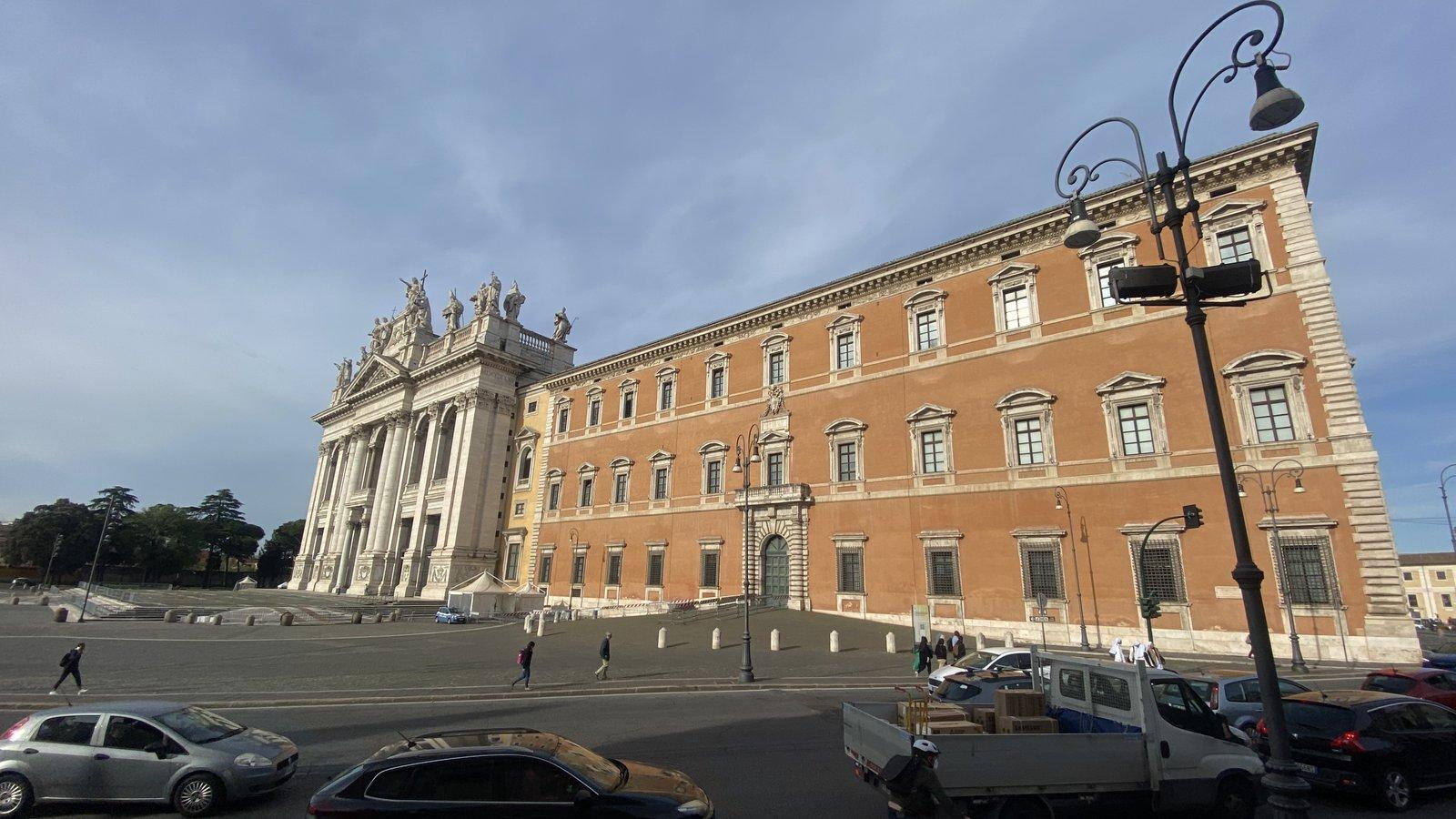 Praça e palácio ao lado da Basílica de São João de Latrão, em Roma