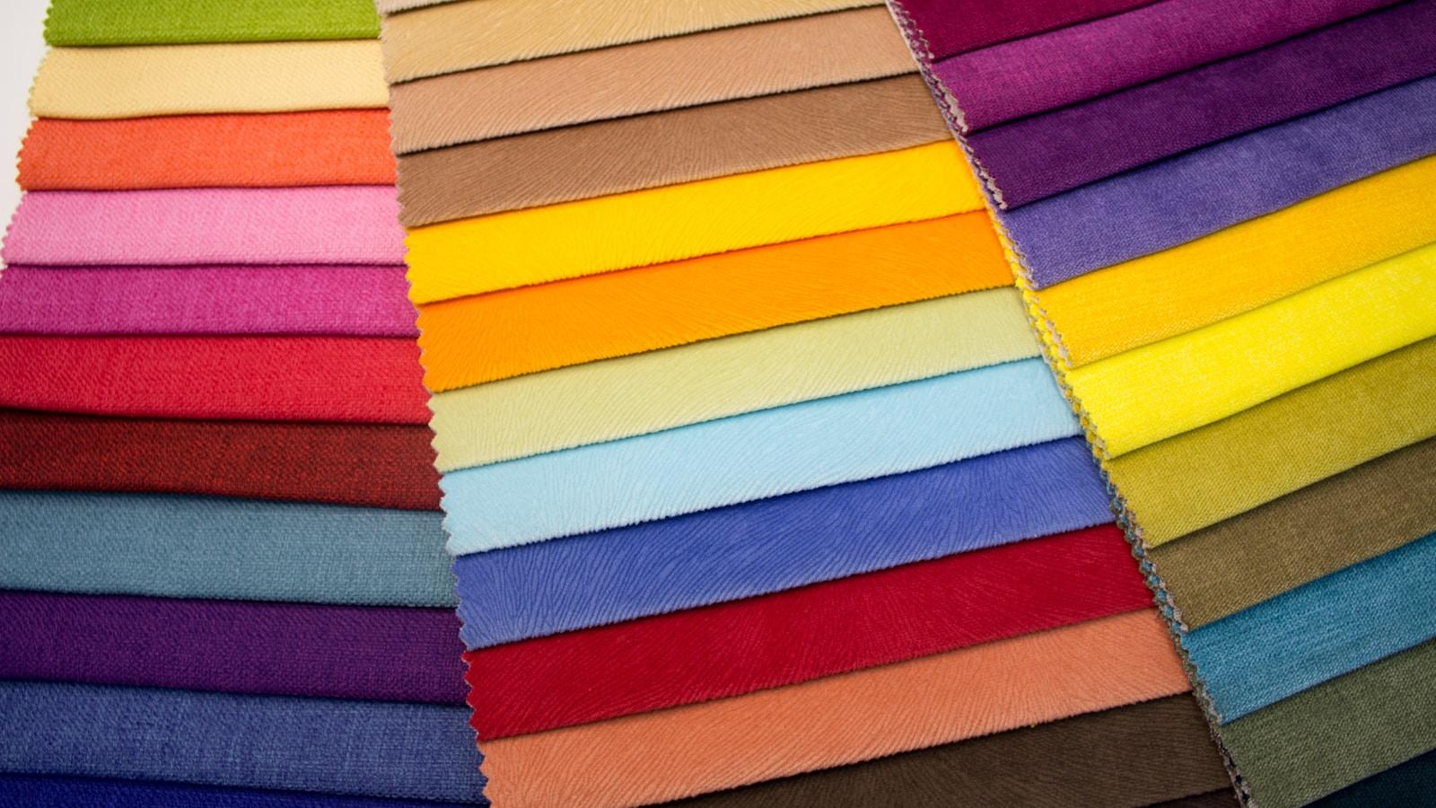 Amostras de tecido em várias cores enfileiradas