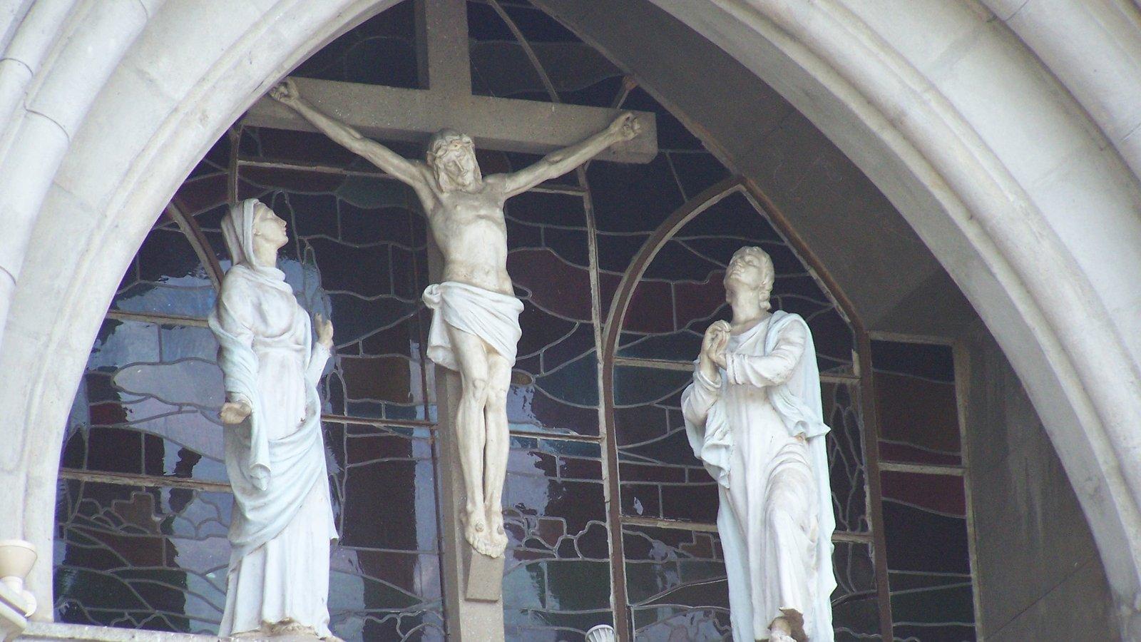 Cristo crucificado entre Nossa Senhora e São João, em vitral sobre a fachada de uma igreja