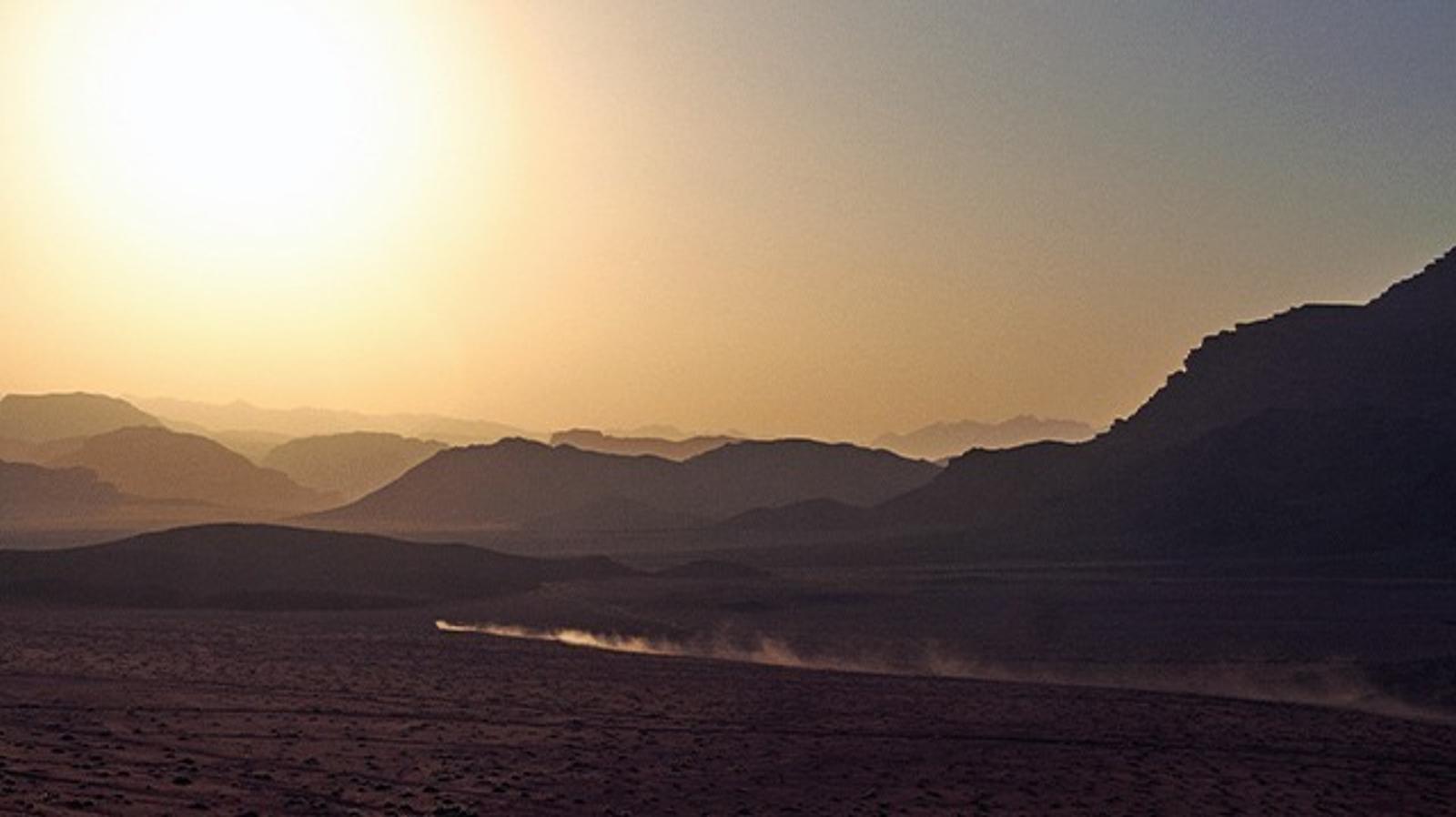 Paisagem de deserto árido e silencioso sob um céu aberto
