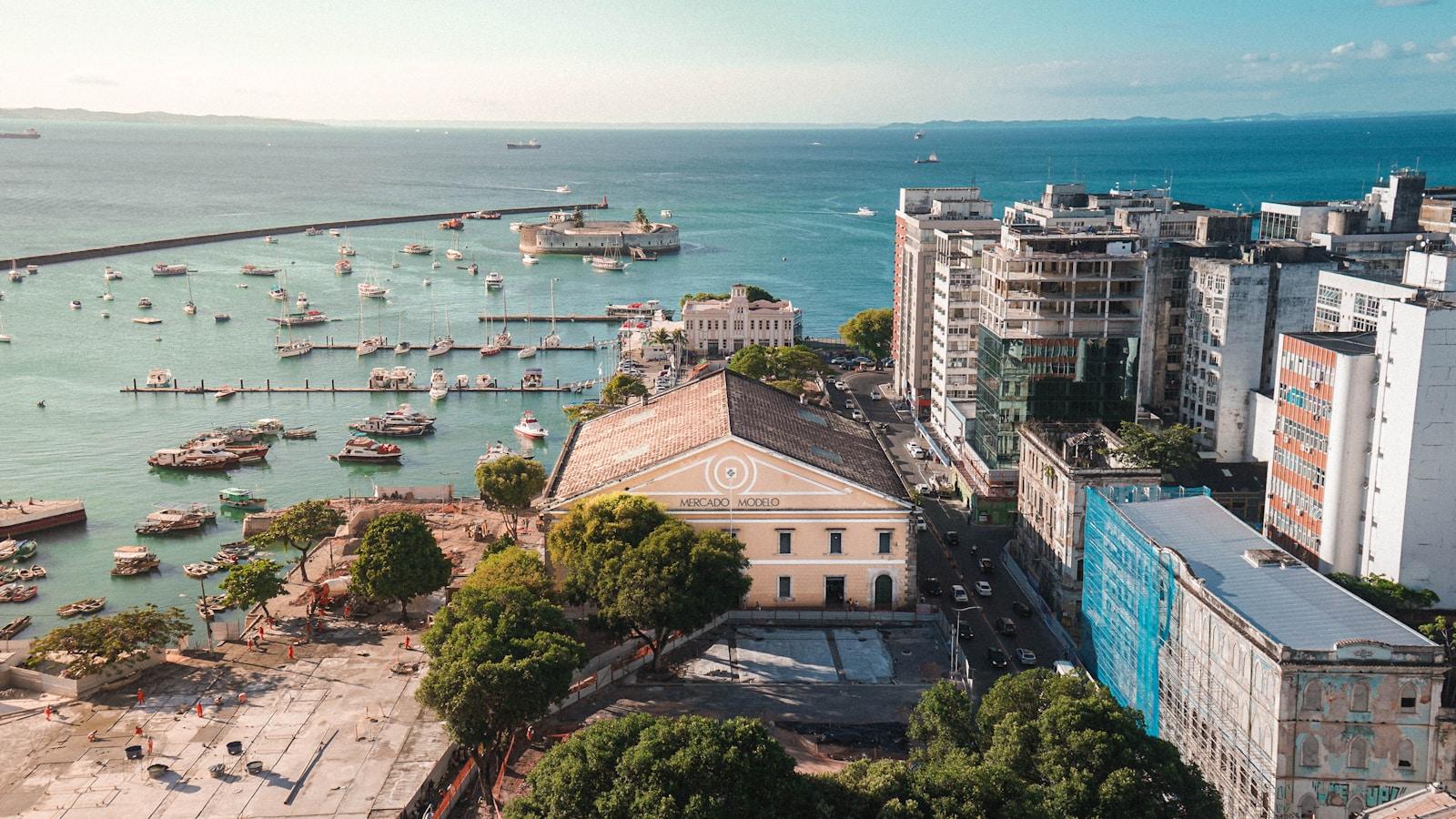 Vista aérea do porto de Salvador, com o Mercado Modelo e a Baía de Todos os Santos