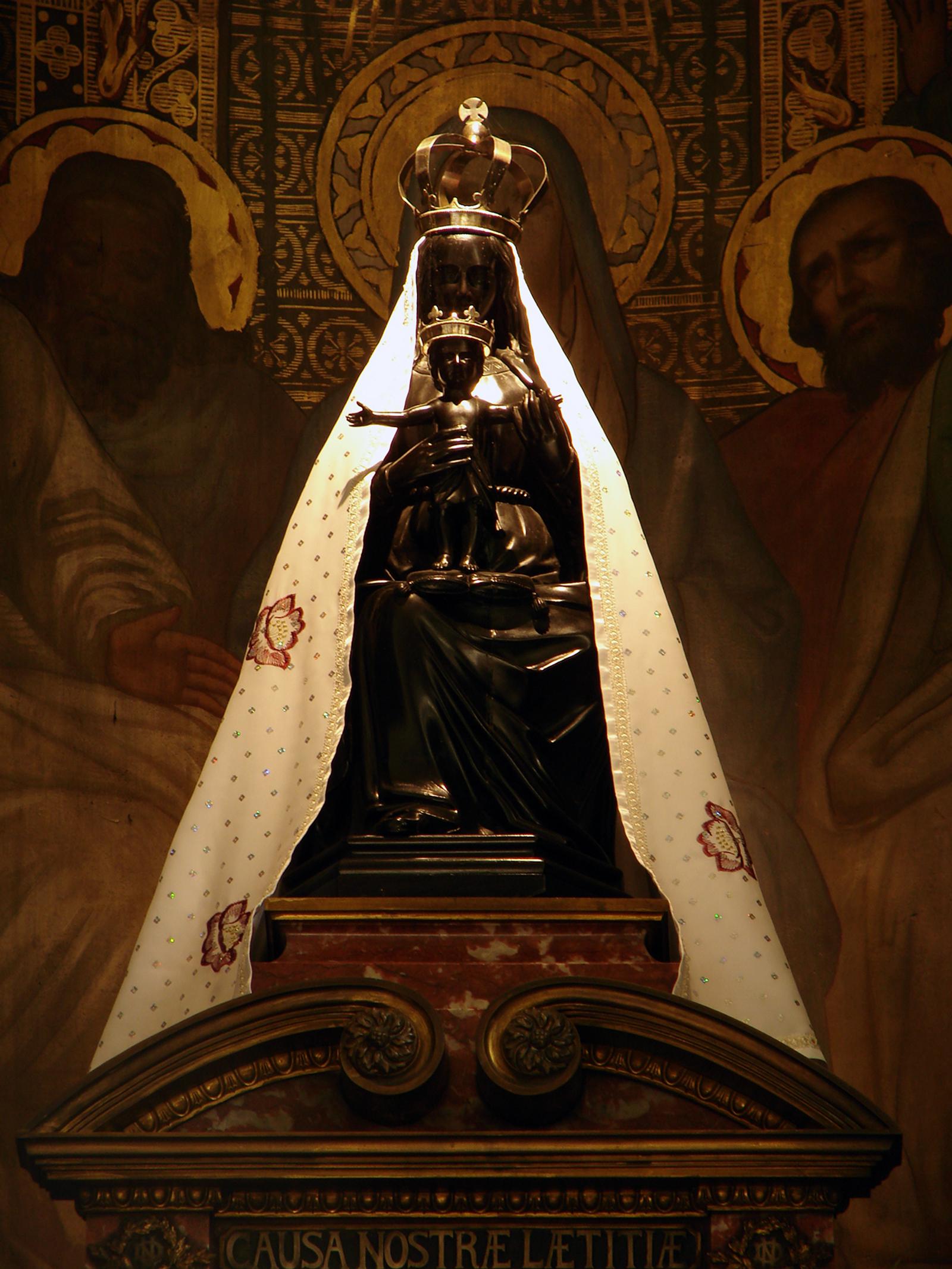 Imagem coroada de Nossa Senhora de Liesse com o Menino Jesus, sob a inscrição "Causa Nostrae Laetitiae".