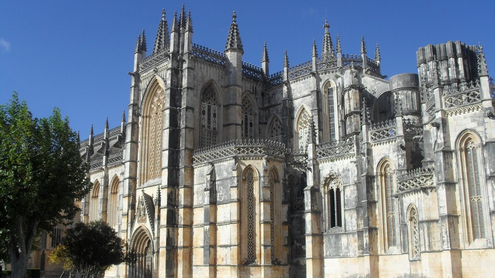 Mosteiro da Batalha, em Portugal, com suas torres e pináculos góticos sob céu azul