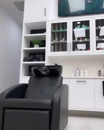 Salon chair for rent in Vaughan. hwy 400 & Rutherford.