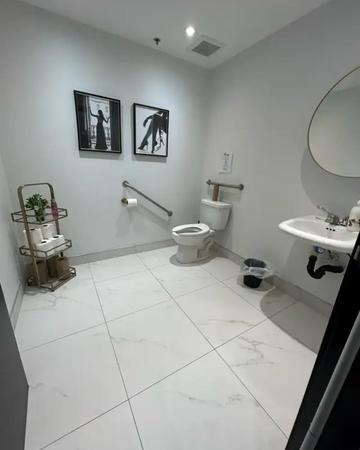 Salon chair for rent in Vaughan. hwy 400 & Rutherford.
