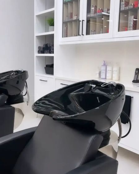 Salon chair for rent in Vaughan. hwy 400 & Rutherford. | Working staff | Vaughan | 1
