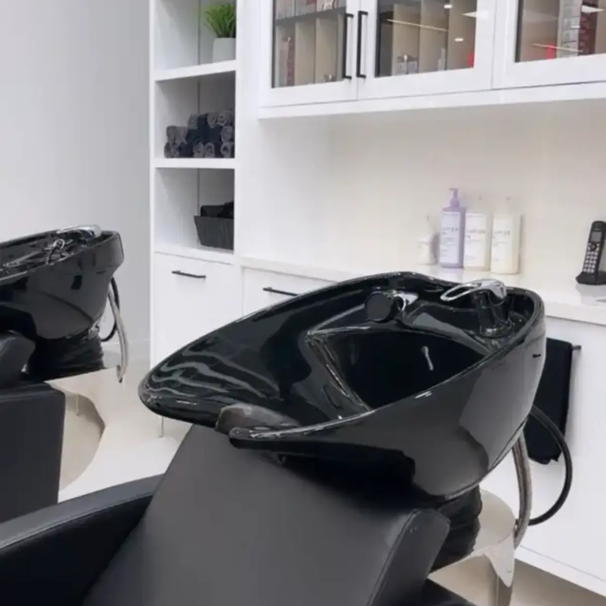 Salon chair for rent in Vaughan. hwy 400 & Rutherford. | Working staff | Vaughan | Ad gallery (SEO) | 1