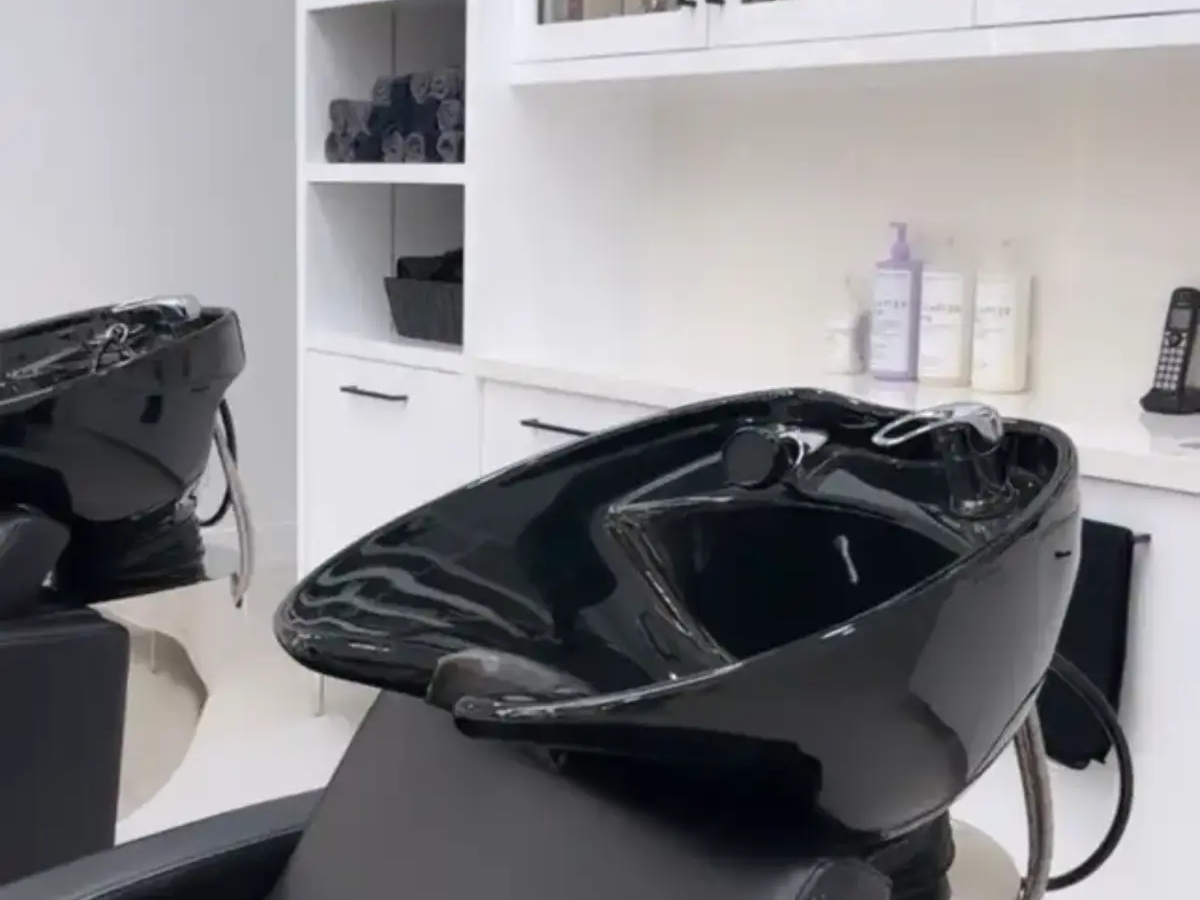 Salon chair for rent in Vaughan. hwy 400 & Rutherford. | Working staff | Vaughan | Ad gallery (SEO) | 2