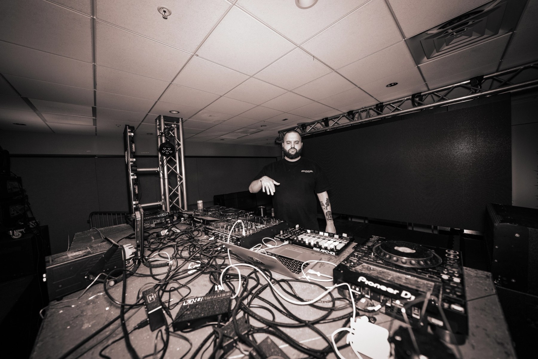 artifakts — Essential Freaks Season 3