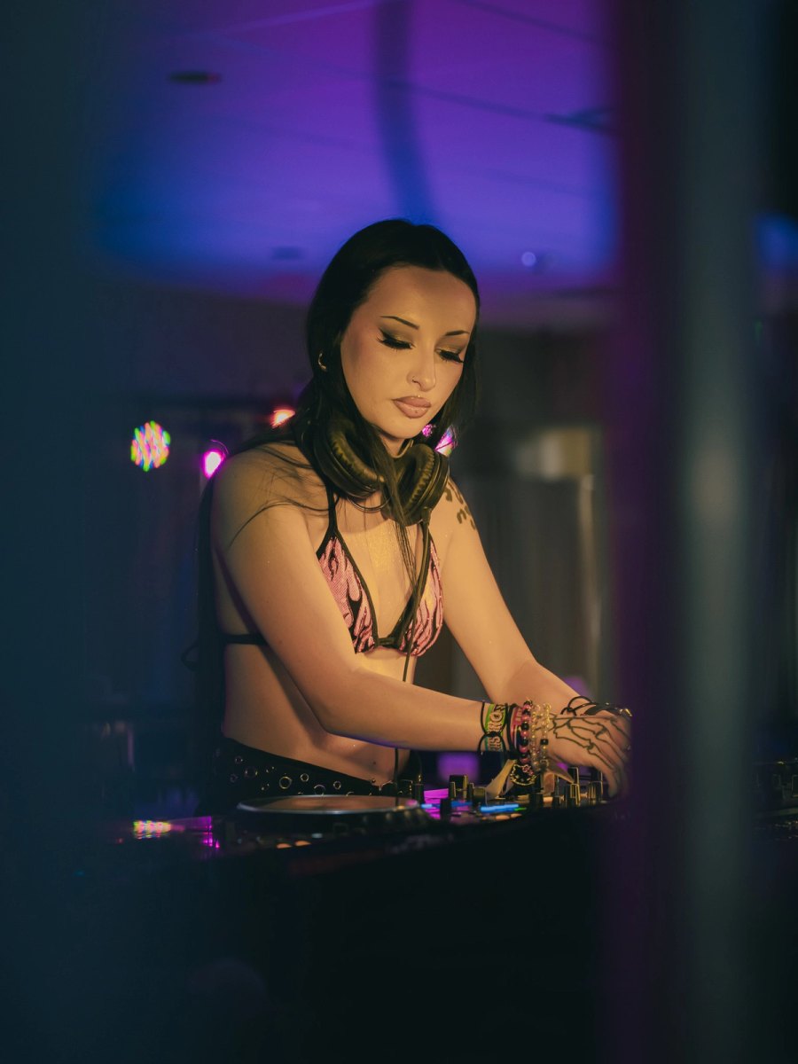 Amanda Floyd — Essential Freaks Season 4