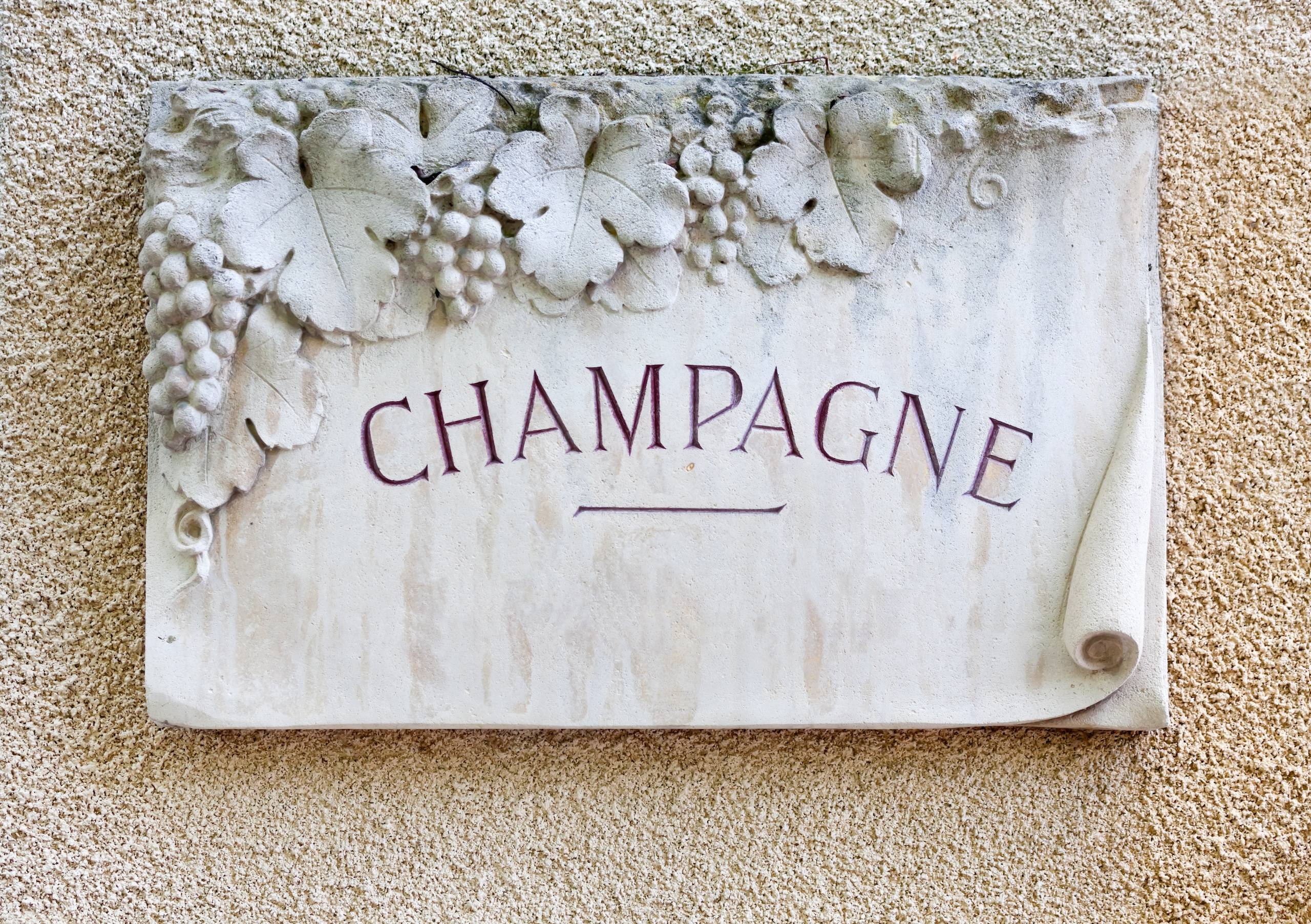 Ett gammelt skilt i marmor med teksten "Champagne"