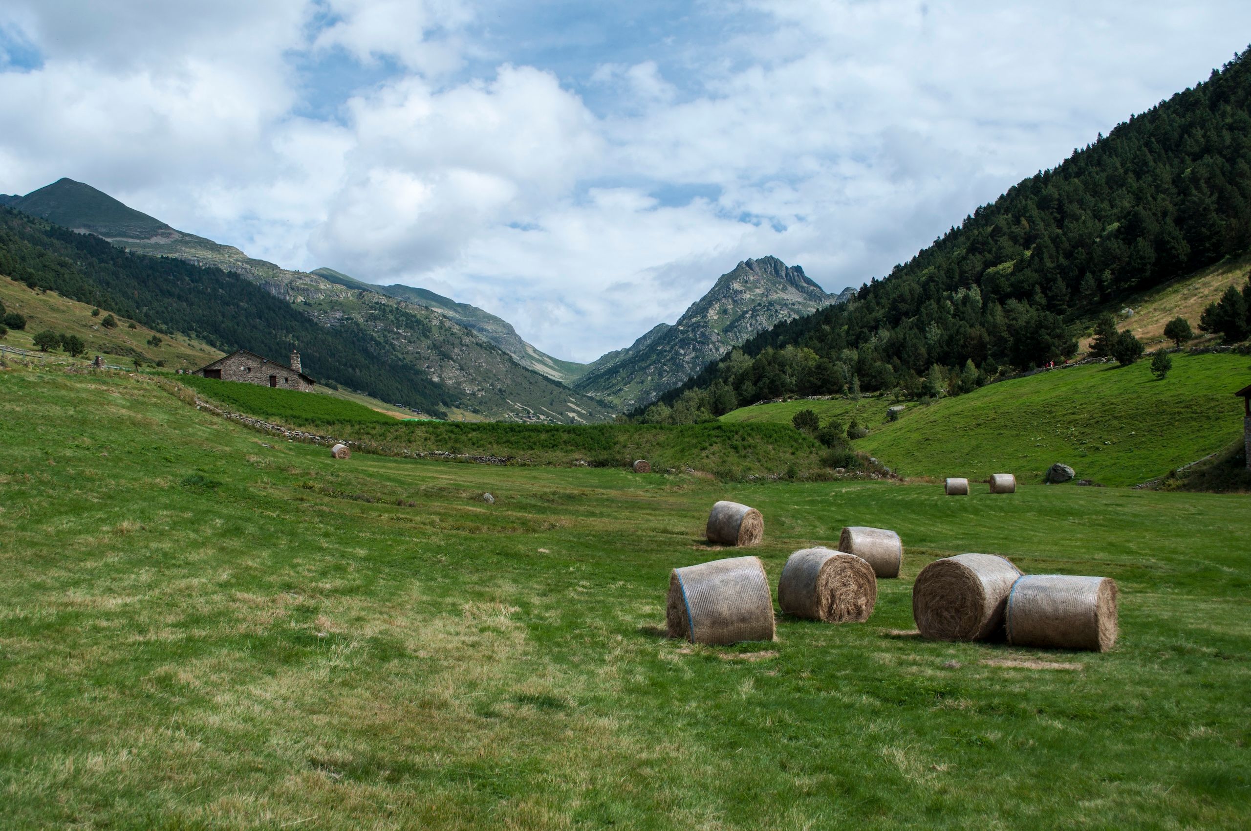 Landskapsbilde fra Andorra. Høye fjelltopper og grønne enger.
