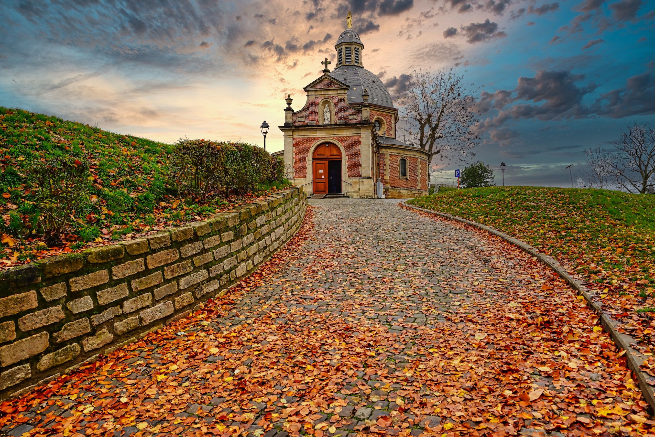 Et spektakulært høstbilde av kapellet på toppen av Muur van Gerrardsbergen