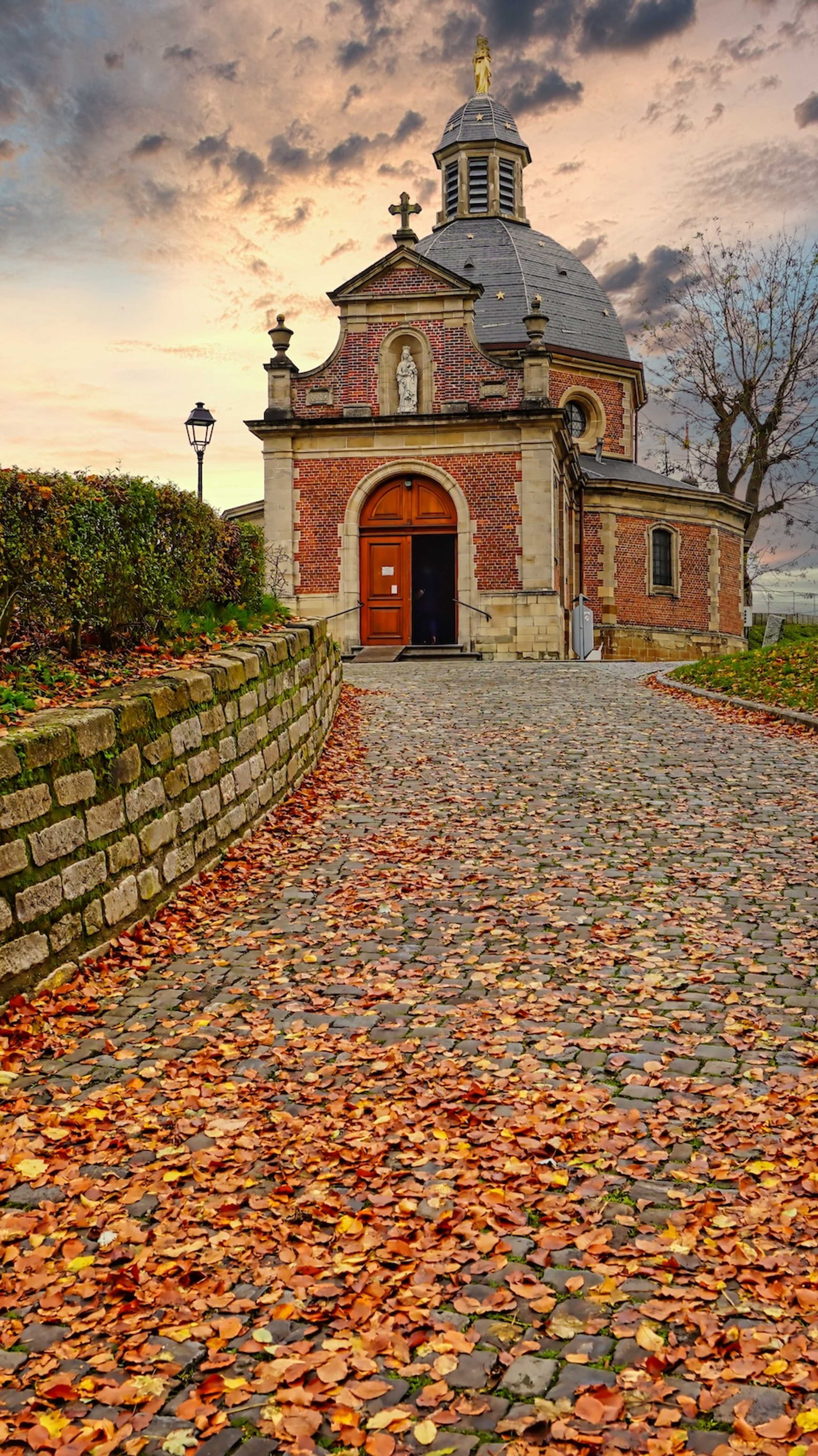 Et spektakulært høstbilde av kapellet på toppen av Muur van Gerrardsbergen