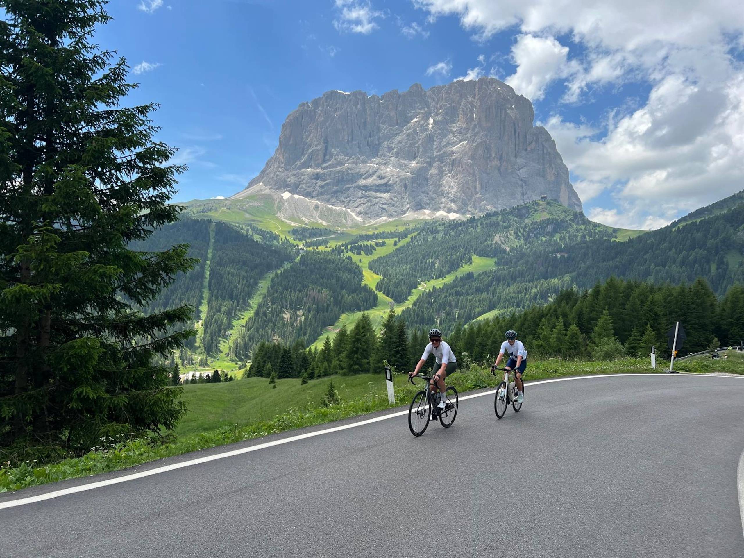 To syklister med Epeak-tøy med majestetiske Dolomittene i bakgrunnen