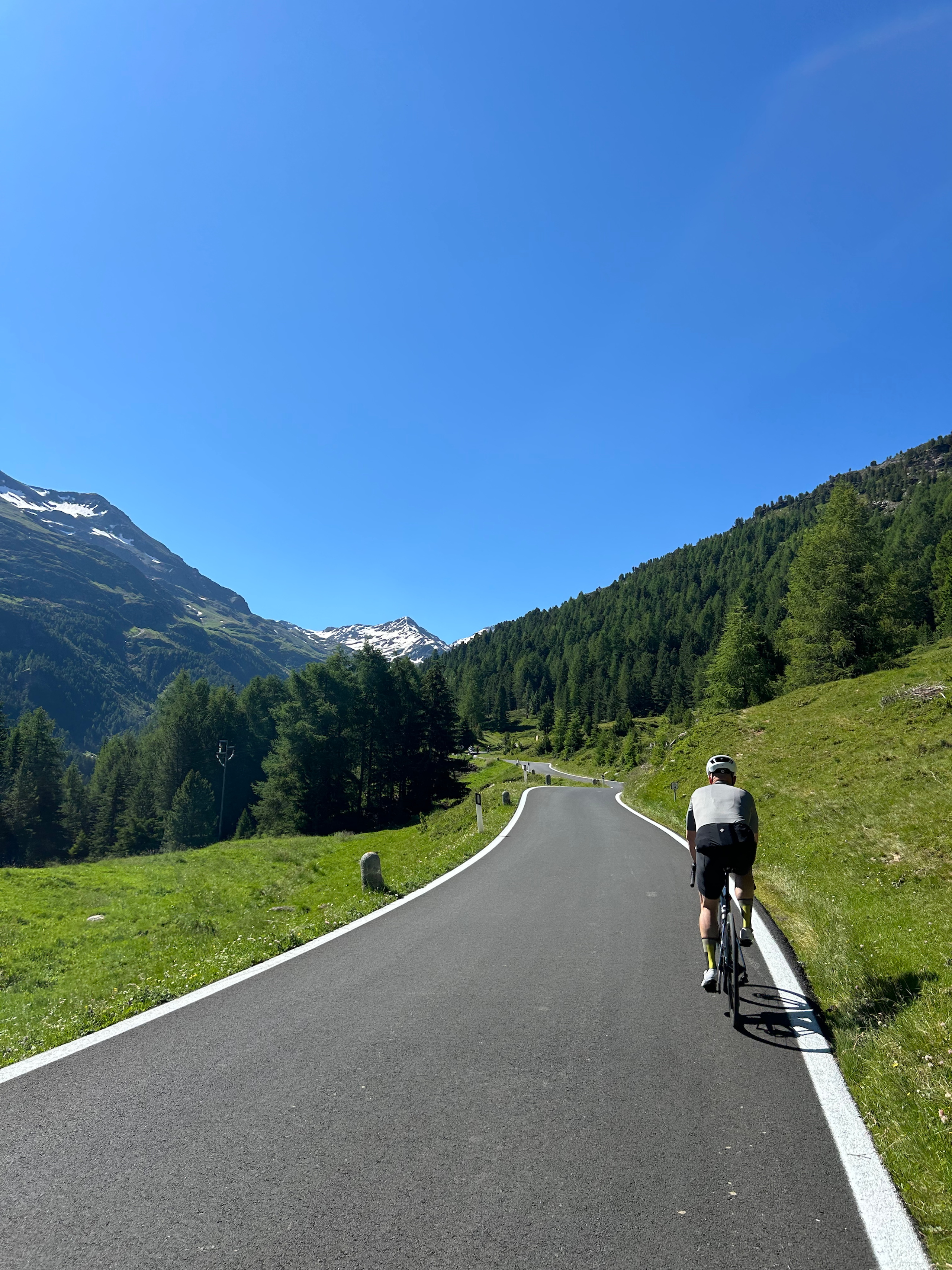 En ensom syklist på tur med Epeak på vei opp til Passo Gavia