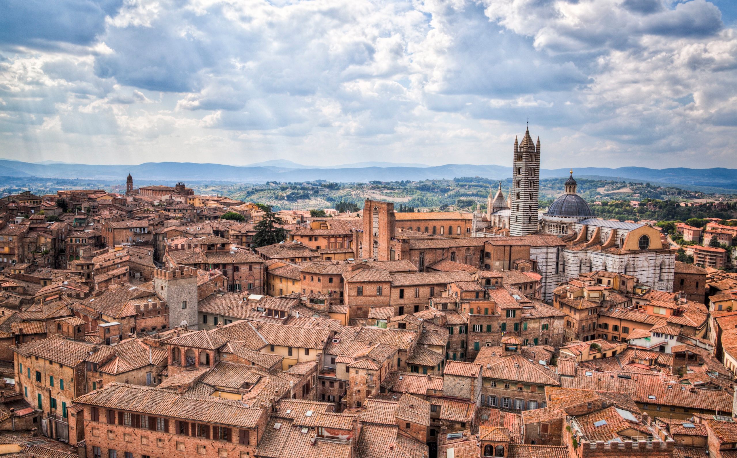 Flyfoto over vakre Siena, Italia