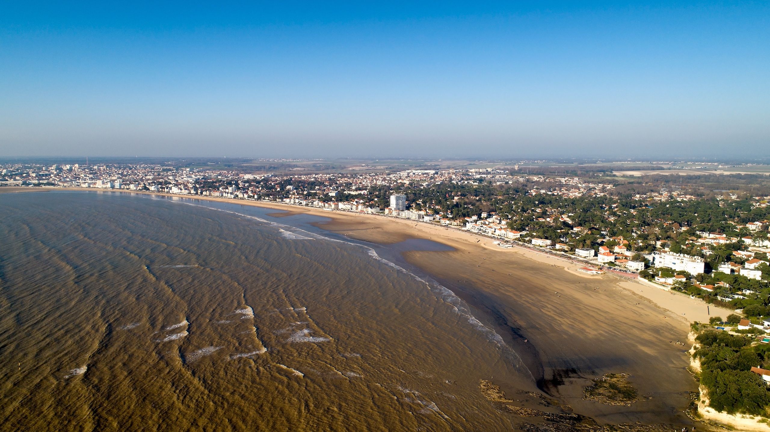 Flyfoto av havnebyen Royan og dens langstrakte strand.