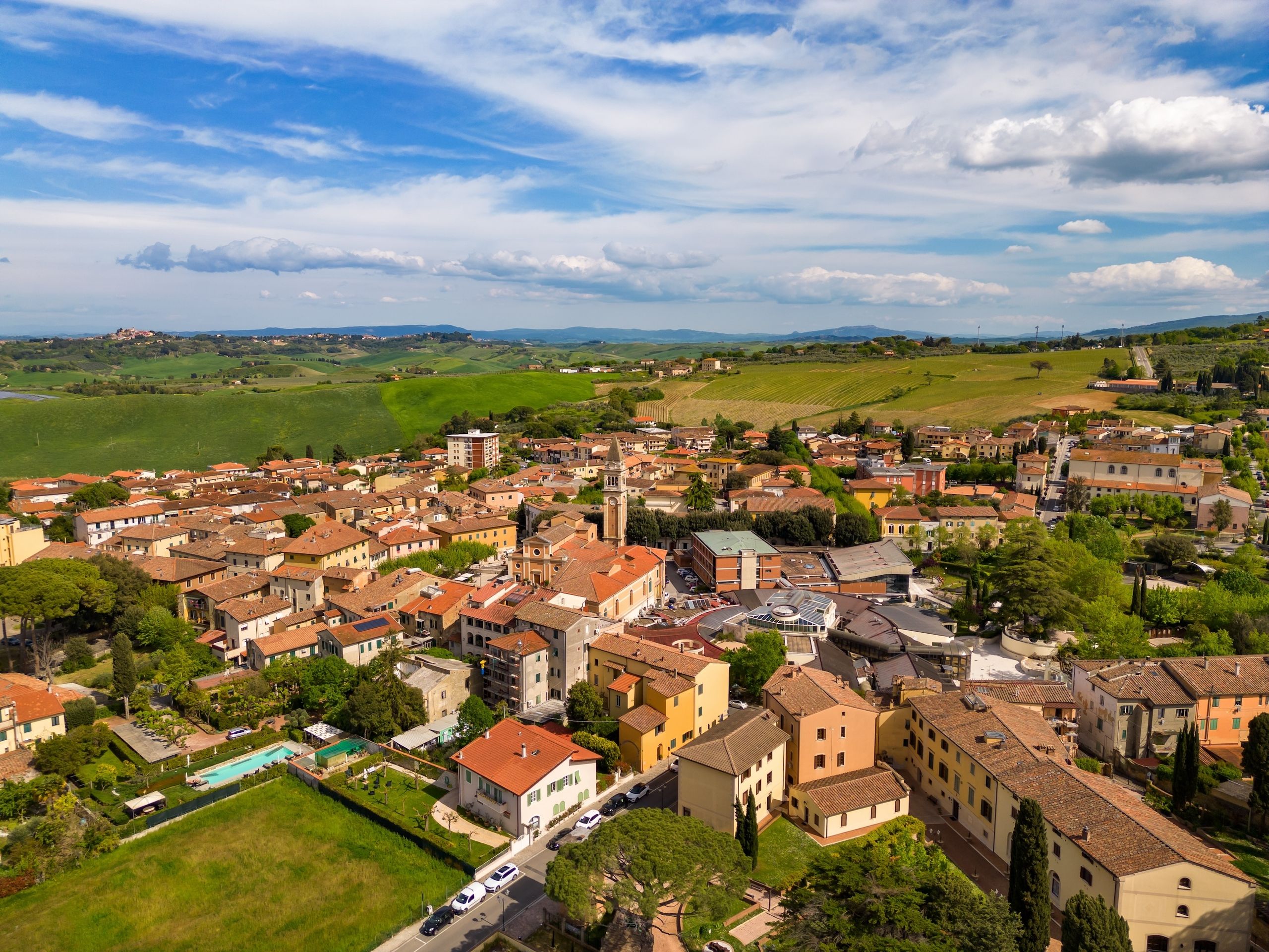 Flyfoto av den lille, sjarmerende byen Casicana Terme, Italia